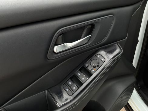 Used 2025 Nissan Rogue SV FWD image 18