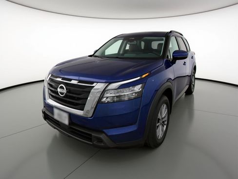 Used 2025 Nissan Pathfinder SV AWD/4WD image 3