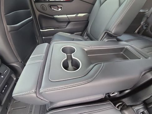 Used 2024 Honda Pilot Touring image 13