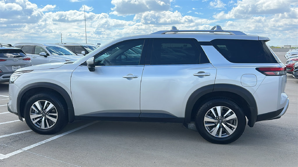 Used 2023 Nissan Pathfinder SL w/ Lighting Package (N92) AWD/4WD image 9