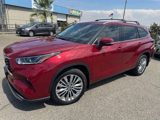 Used 2024 Toyota Highlander Platinum image 1
