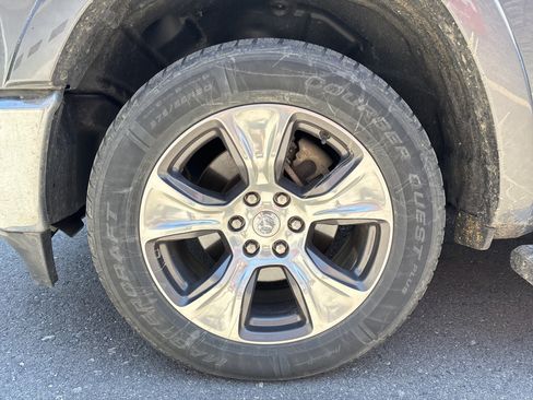 Used 2019 RAM 1500 Laramie AWD/4WD image 10