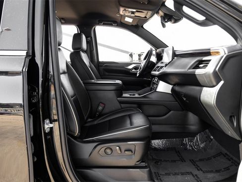 Used 2024 Chevrolet Suburban Premier image 31
