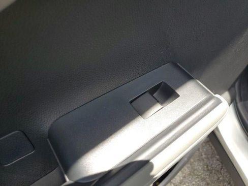 Used 2022 Toyota Highlander XLE FWD image 13