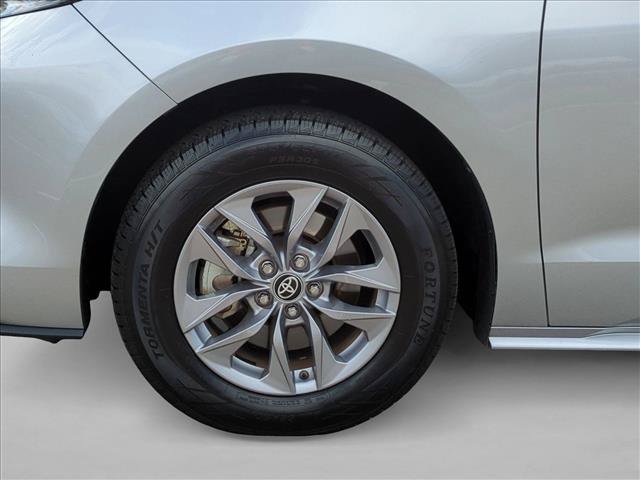 Used 2025 Toyota Sienna XLE FWD image 24