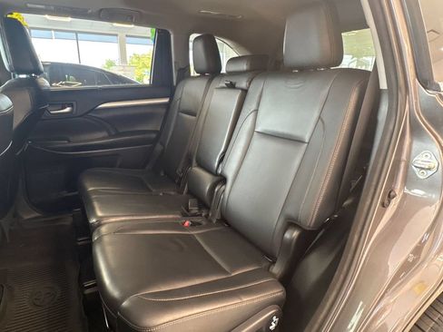 Used 2017 Toyota Highlander XLE AWD/4WD image 22