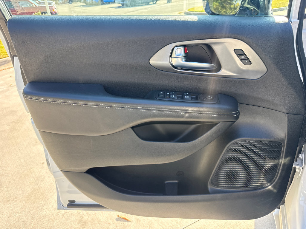 Used 2025 Chrysler Pacifica Select FWD image 13