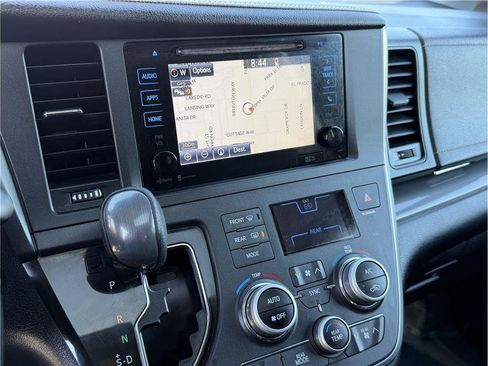 Used 2015 Toyota Sienna SE image 62