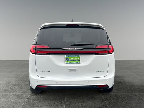 Used 2024 Chrysler Pacifica Limited image 6