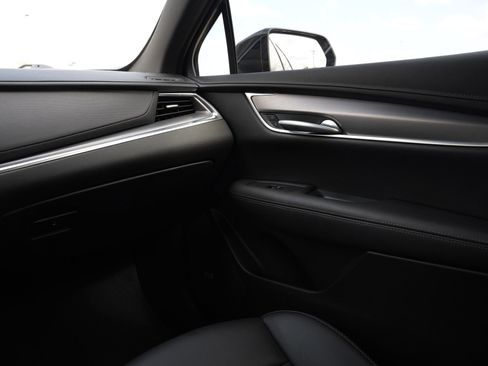 Certified 2024 Cadillac XT5 Luxury FWD image 8