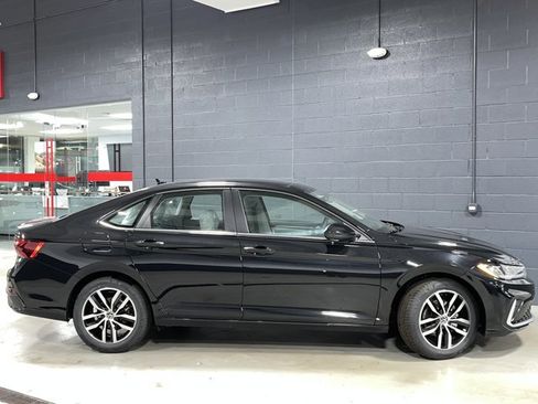 New 2025 Volkswagen Jetta SE image 5