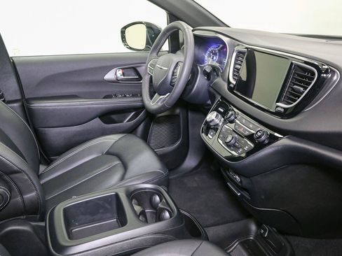 Used 2025 Chrysler Pacifica Select FWD image 17