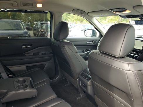 Used 2024 Nissan Pathfinder SL image 32