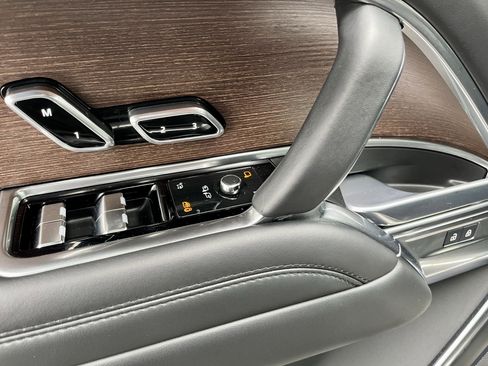 Certified 2025 Land Rover Range Rover SE image 11