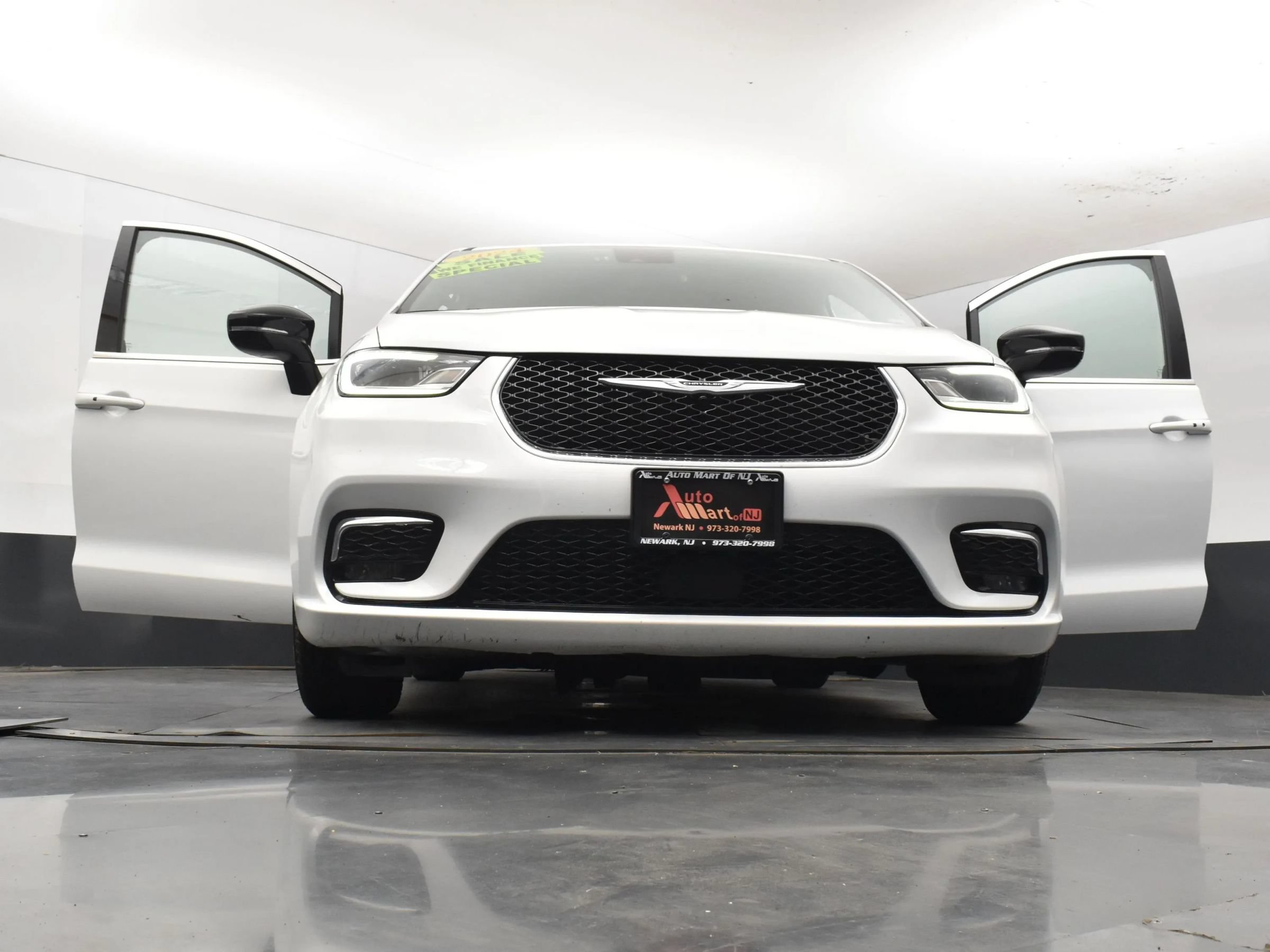 Used 2024 Chrysler Pacifica Touring-L FWD image 11