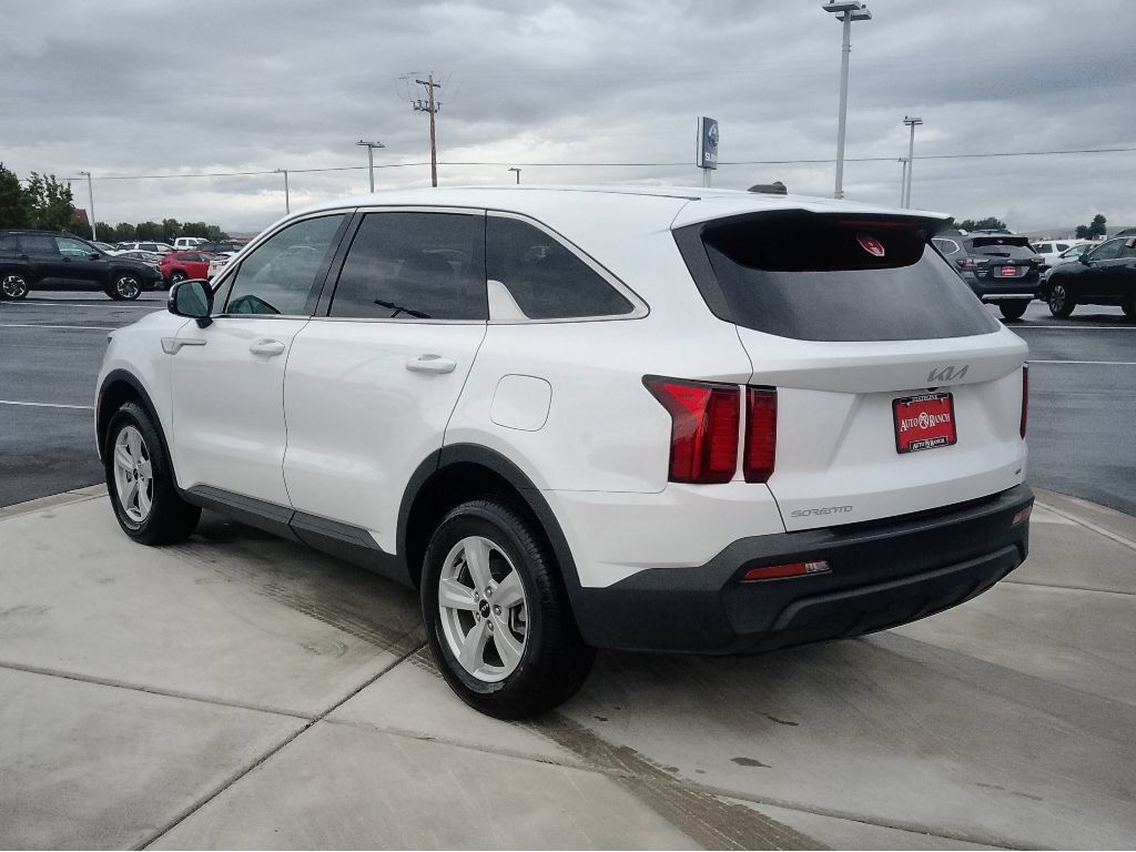 Used 2023 Kia Sorento LX AWD/4WD image 5