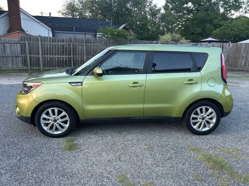Used 2017 Kia Soul + FWD image 3