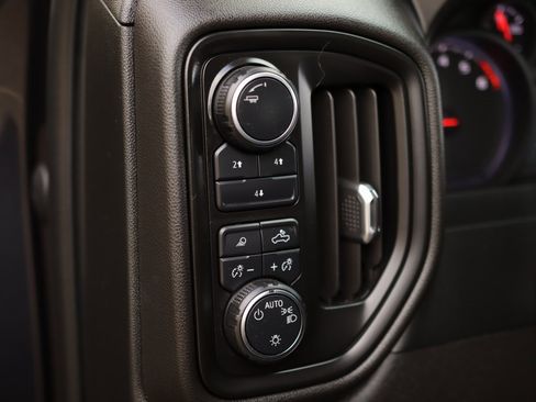 Used 2024 Chevrolet Silverado 2500 Custom w/ Custom Value Package image 10