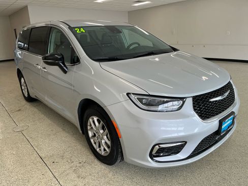 Used 2024 Chrysler Pacifica Touring-L FWD image 5