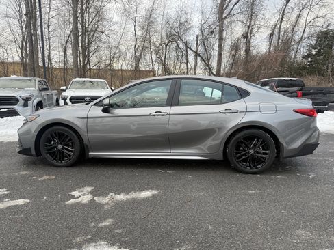 Used 2025 Toyota Camry SE image 9