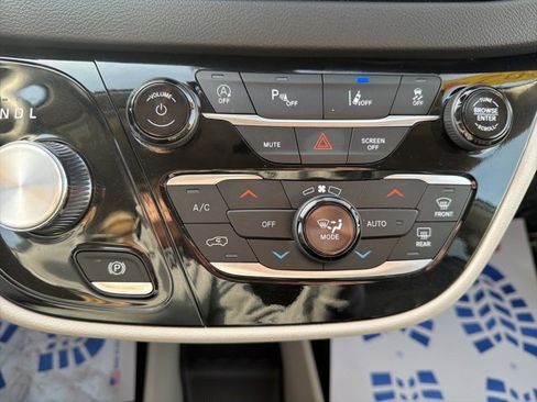 Used 2024 Chrysler Pacifica Touring-L image 28