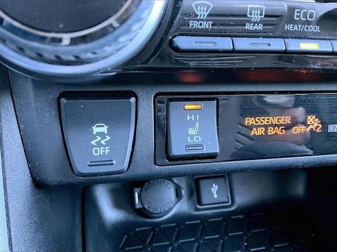 Used 2022 Toyota RAV4 XLE image 31