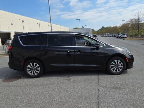 Used 2023 Chrysler Pacifica Touring-L FWD image 5