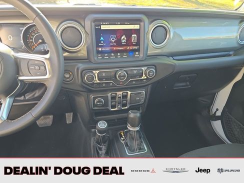 Used 2023 Jeep Gladiator Overland image 18