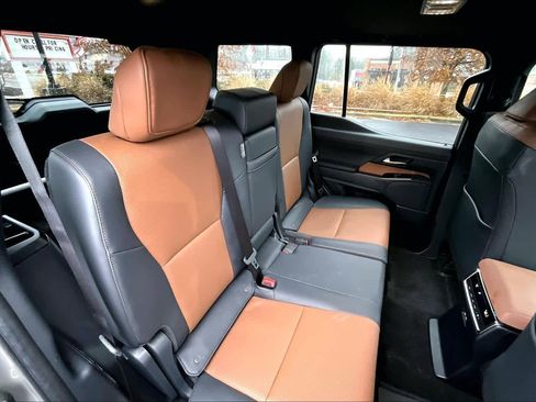 Used 2025 Lexus GX 550 w/ Accessory Package (2T) image 20