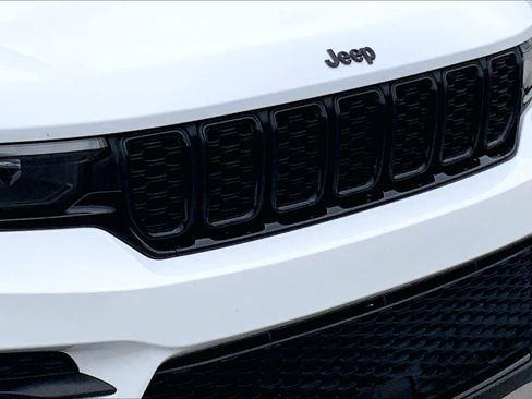 Used 2022 Jeep Grand Cherokee Altitude AWD/4WD image 42
