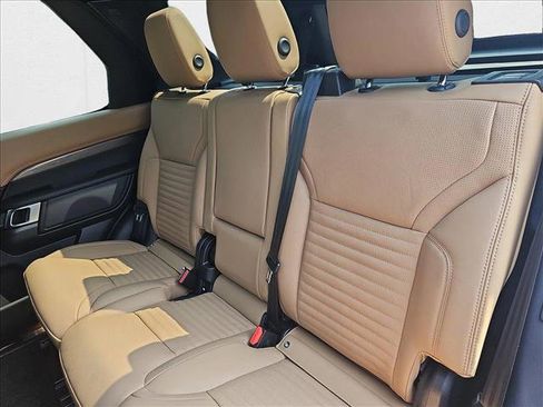 New 2024 Land Rover Discovery Metropolitan Edition image 9