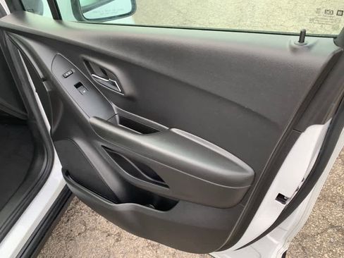 Certified 2022 Chevrolet Trax LT w/ LT Convenience Package image 15