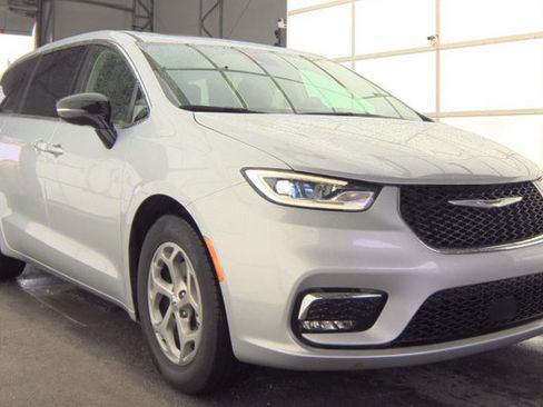 Used 2024 Chrysler Pacifica Limited FWD image 1