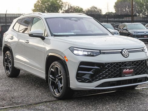 New 2026 Volkswagen Tiguan SEL R-Line image 3
