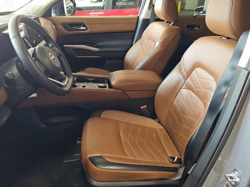 Used 2024 Nissan Pathfinder Platinum w/ Cargo Package AWD/4WD image 8