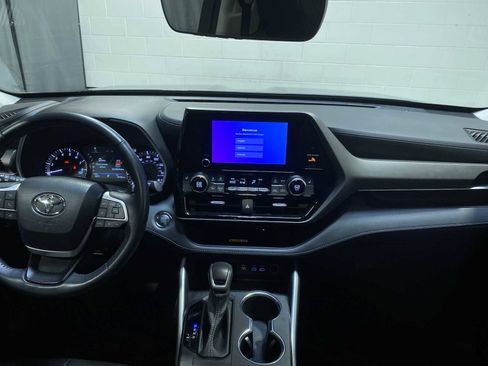 Used 2023 Toyota Highlander XLE image 10