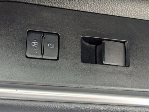 Used 2023 Toyota Highlander XLE image 36