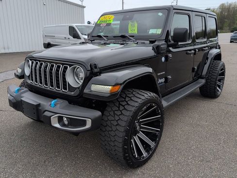 Used 2024 Jeep Wrangler Unlimited Sahara w/ Technology Group AWD/4WD image 2