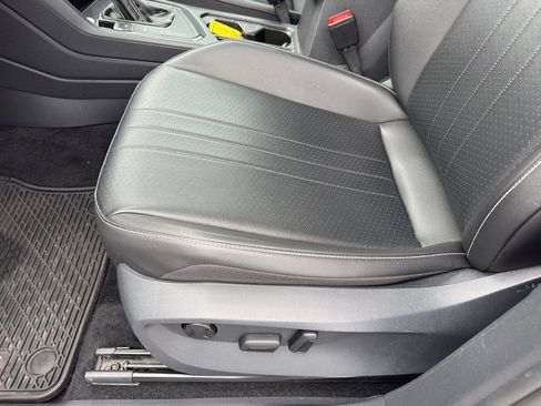 Used 2022 Volkswagen Tiguan SE image 12