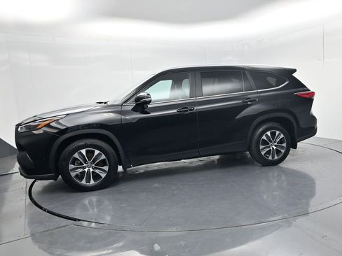 Used 2023 Toyota Highlander XLE AWD/4WD image 4