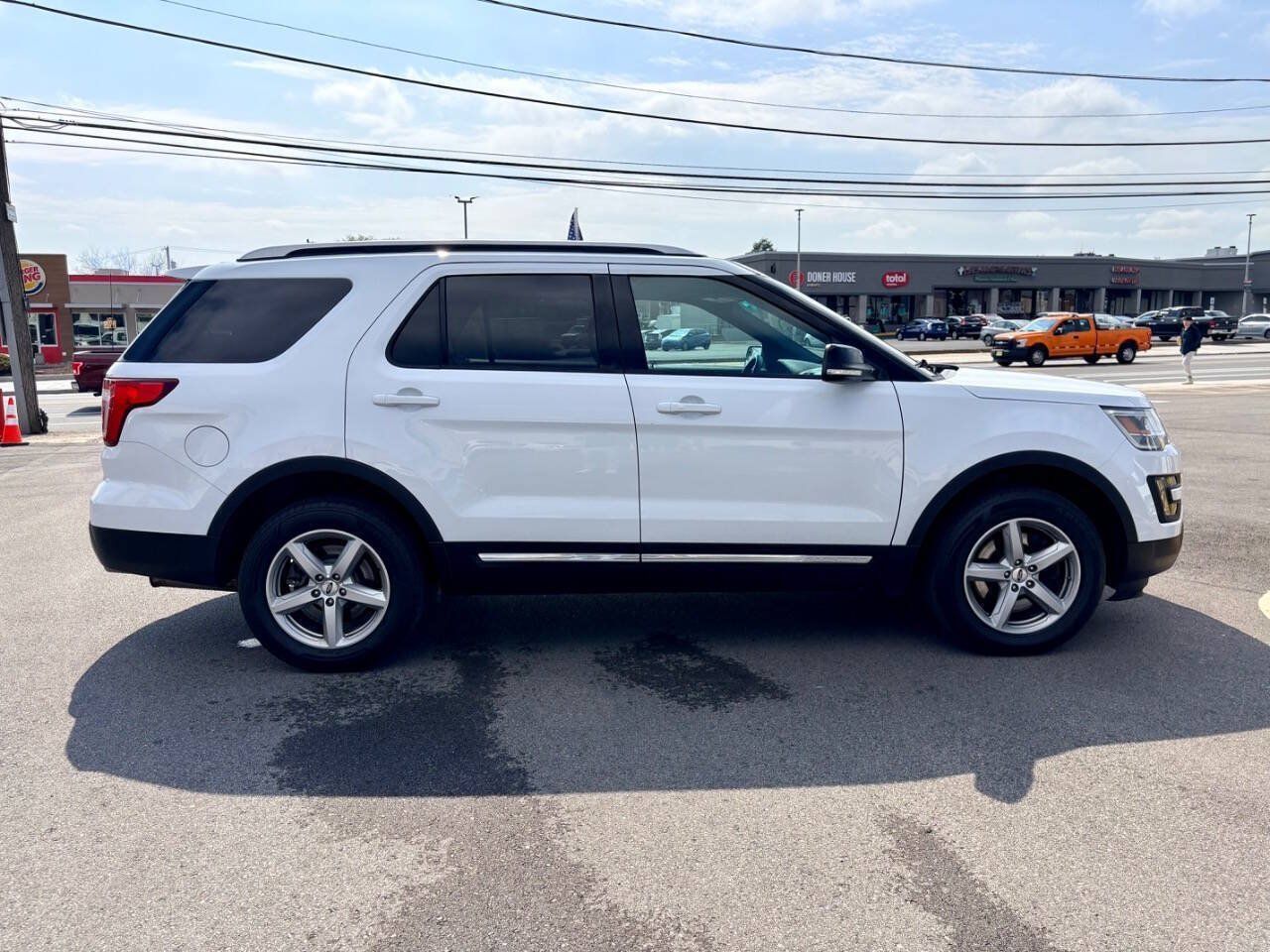 Used 2016 Ford Explorer XLT w/ Equipment Group 202A AWD/4WD image 7