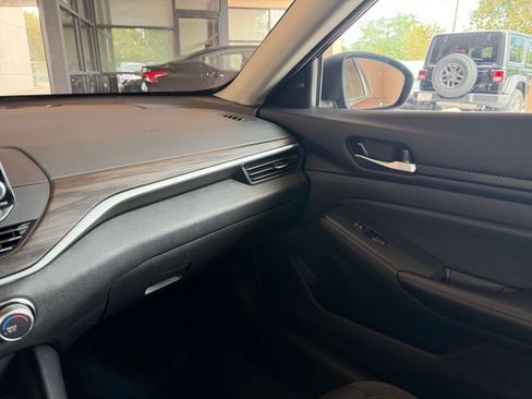 Used 2025 Nissan Altima 2.5 SV FWD image 30