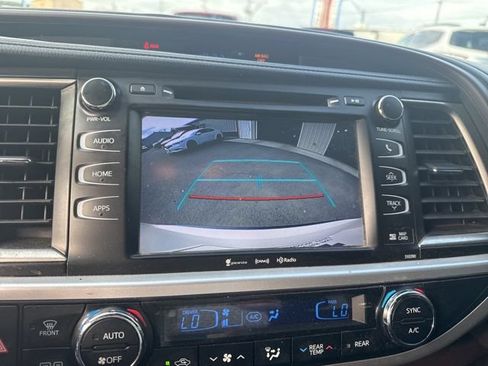 Used 2019 Toyota Highlander XLE AWD/4WD image 29