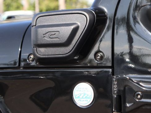 Used 2023 Jeep Wrangler Unlimited Sahara AWD/4WD image 46