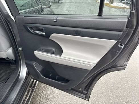 Used 2022 Toyota Highlander XLE image 13
