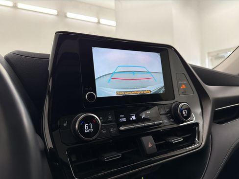 Used 2023 Toyota Highlander XLE FWD image 18
