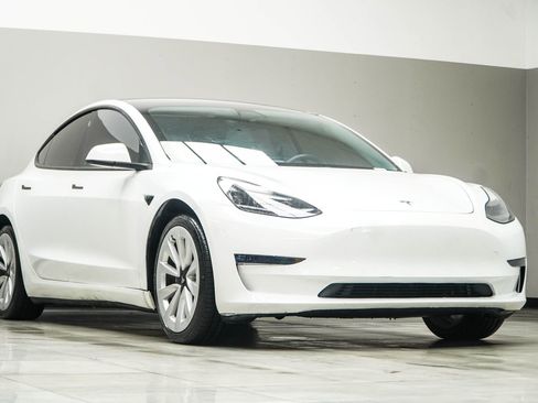 Used 2021 Tesla Model 3 Standard Range Plus image 4