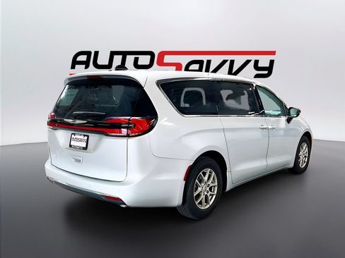 Used 2024 Chrysler Pacifica Touring-L FWD image 7