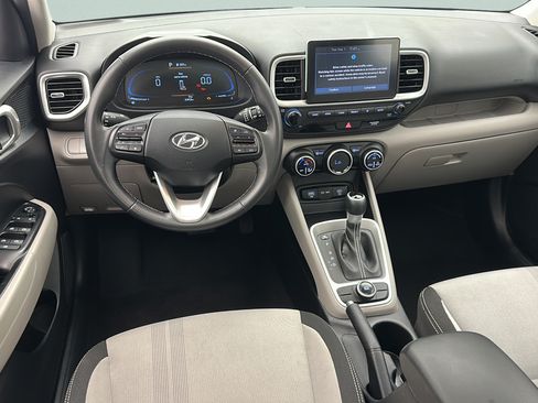 Used 2025 Hyundai Venue SEL FWD image 11