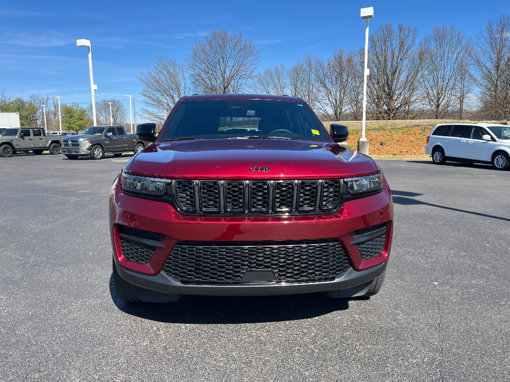 Used 2023 Jeep Grand Cherokee Altitude AWD/4WD image 3